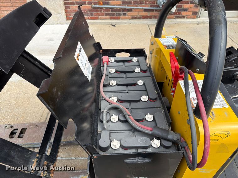 image for item FU4555 2013 Yale MPE060LFN2472748 pallet jack