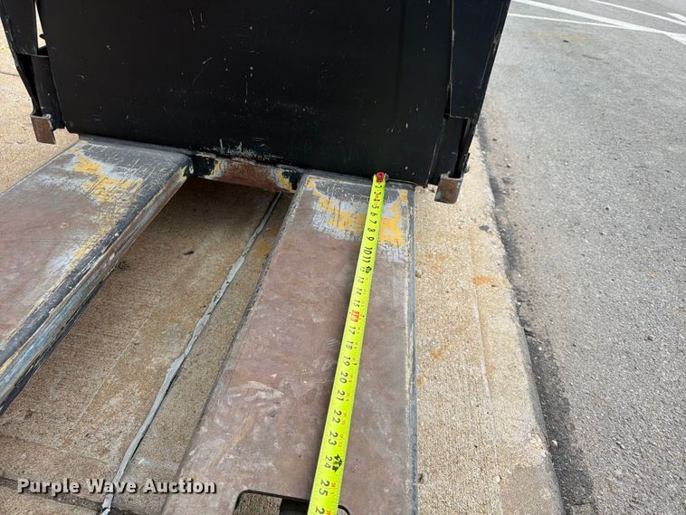image for item FU4555 2013 Yale MPE060LFN2472748 pallet jack