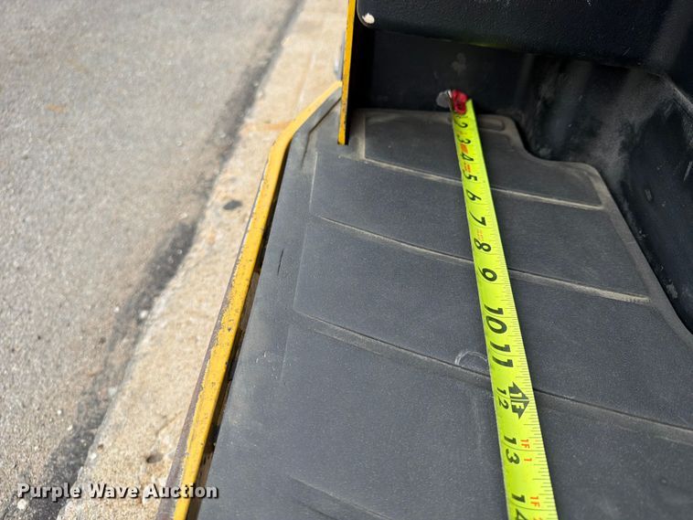 image for item FU4555 2013 Yale MPE060LFN2472748 pallet jack