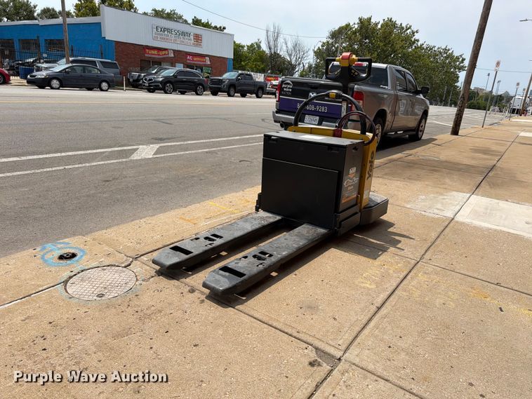 image for item FU4556 2010 Yale MPE060LFN24T2748 pallet jack