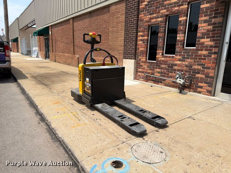 image for item FU4556 2010 Yale MPE060LFN24T2748 pallet jack