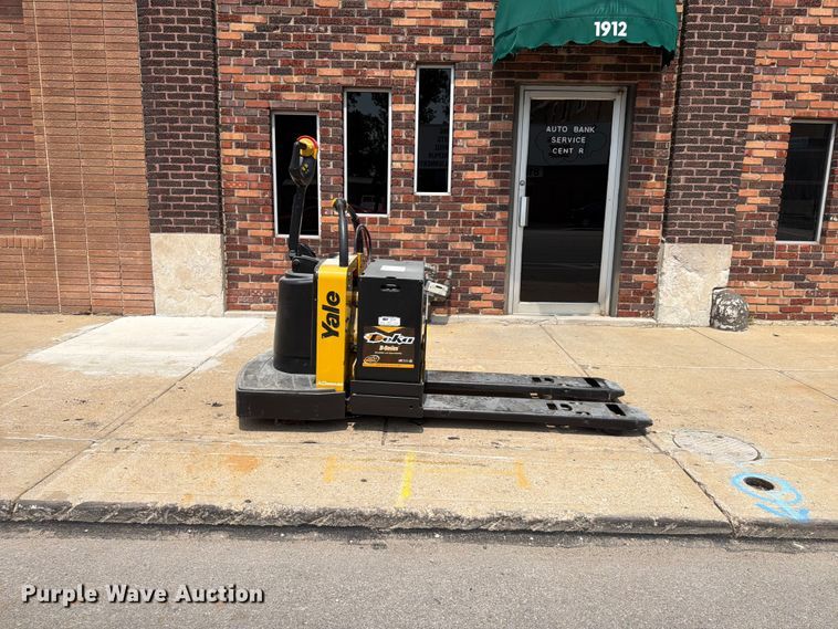 image for item FU4556 2010 Yale MPE060LFN24T2748 pallet jack