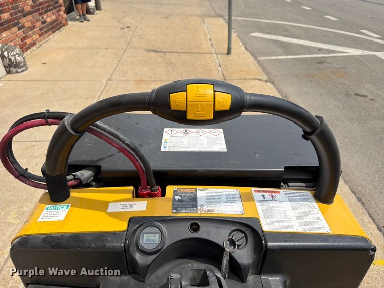 image for item FU4556 2010 Yale MPE060LFN24T2748 pallet jack