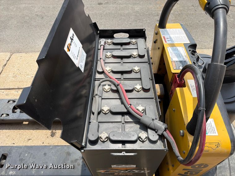 image for item FU4556 2010 Yale MPE060LFN24T2748 pallet jack