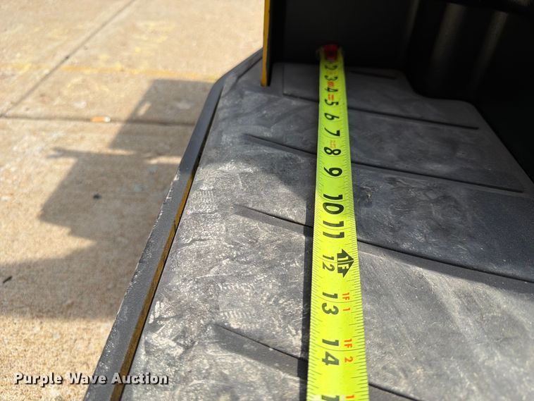 image for item FU4556 2010 Yale MPE060LFN24T2748 pallet jack