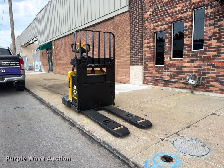 image for item FU4557 2010 Yale MPE060LFN24T2748 pallet jack