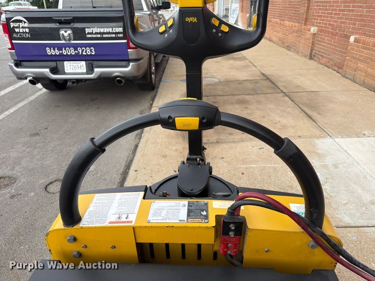 image for item FU4557 2010 Yale MPE060LFN24T2748 pallet jack