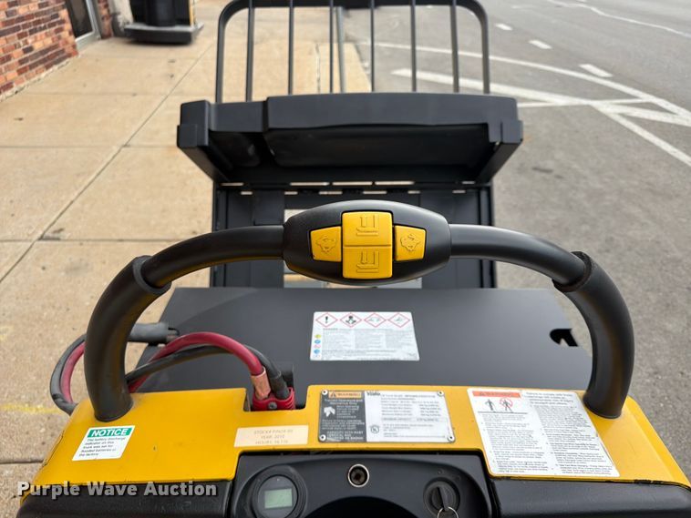 image for item FU4557 2010 Yale MPE060LFN24T2748 pallet jack