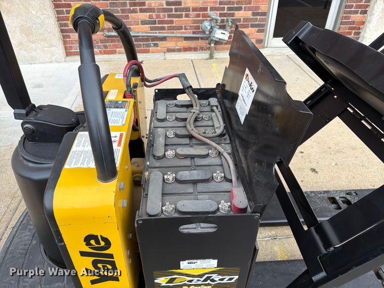 image for item FU4557 2010 Yale MPE060LFN24T2748 pallet jack