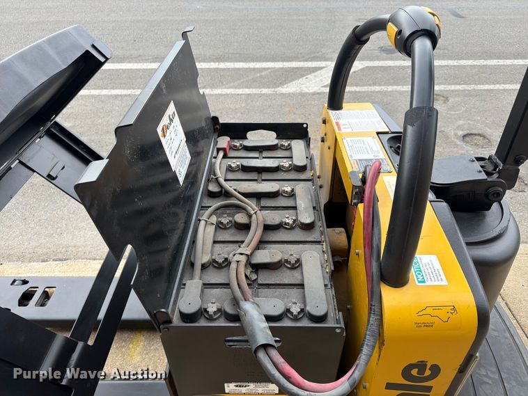 image for item FU4557 2010 Yale MPE060LFN24T2748 pallet jack