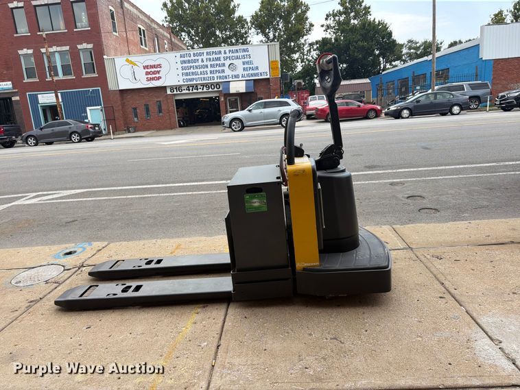 image for item FU4558 2014 Yale MPEOSOLFN242748 pallet jack