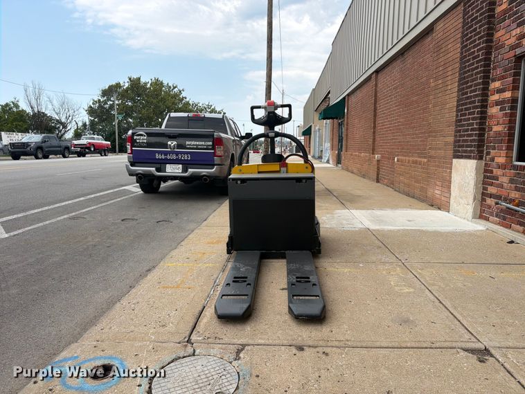 image for item FU4558 2014 Yale MPEOSOLFN242748 pallet jack