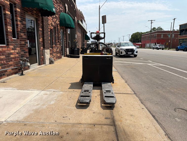 image for item FU4560 2014 Yale MPE0601LFN24T2748 pallet jack