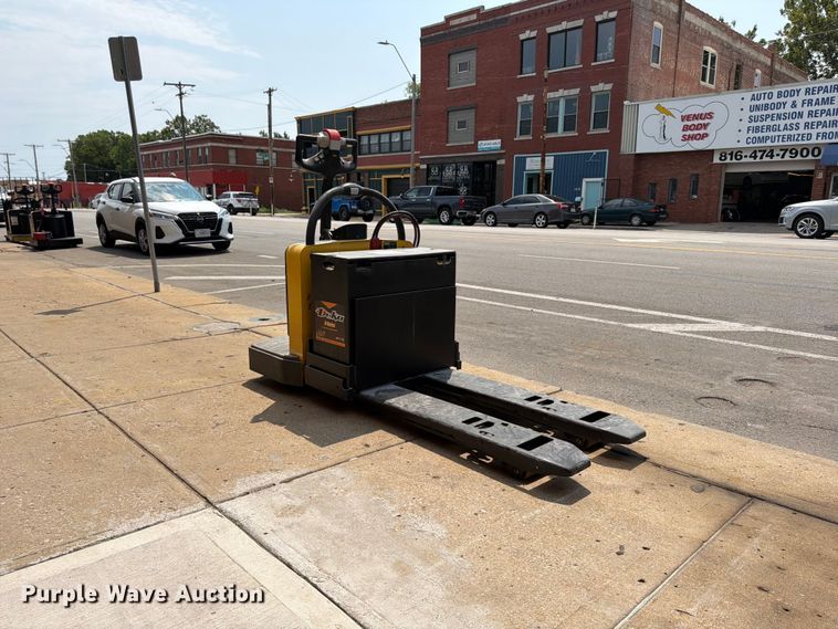 image for item FU4560 2014 Yale MPE0601LFN24T2748 pallet jack