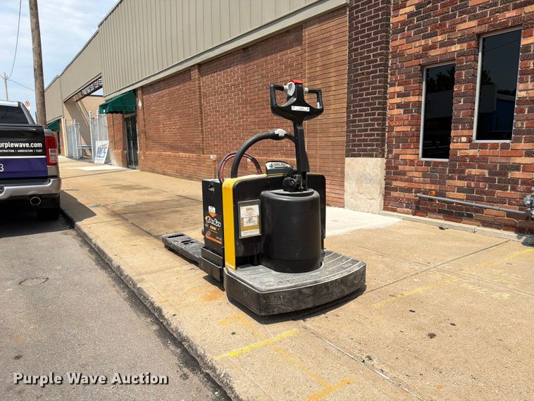 image for item FU4560 2014 Yale MPE0601LFN24T2748 pallet jack