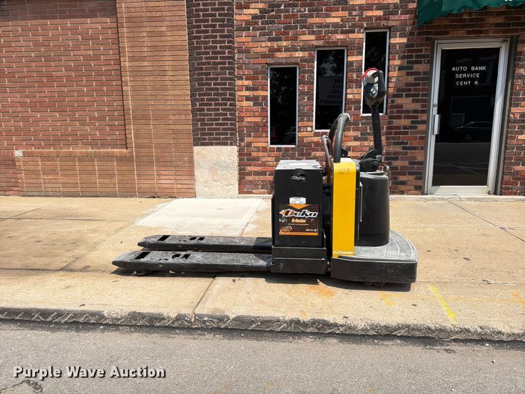 image for item FU4560 2014 Yale MPE0601LFN24T2748 pallet jack