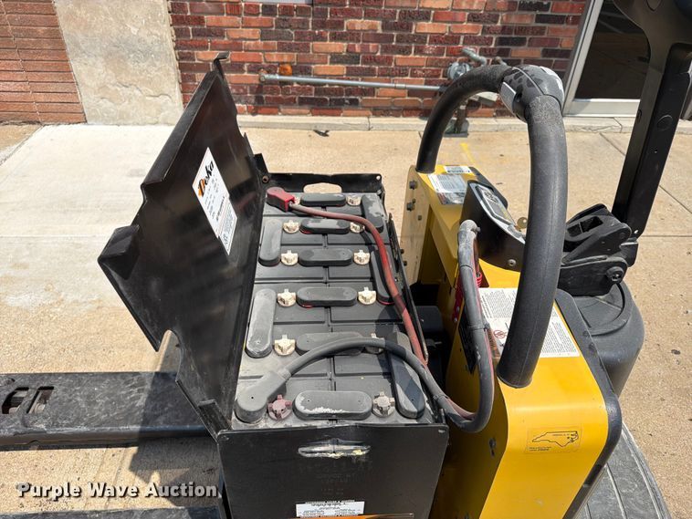 image for item FU4560 2014 Yale MPE0601LFN24T2748 pallet jack
