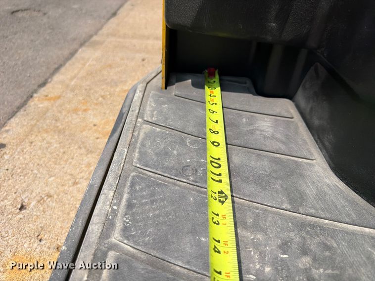 image for item FU4560 2014 Yale MPE0601LFN24T2748 pallet jack