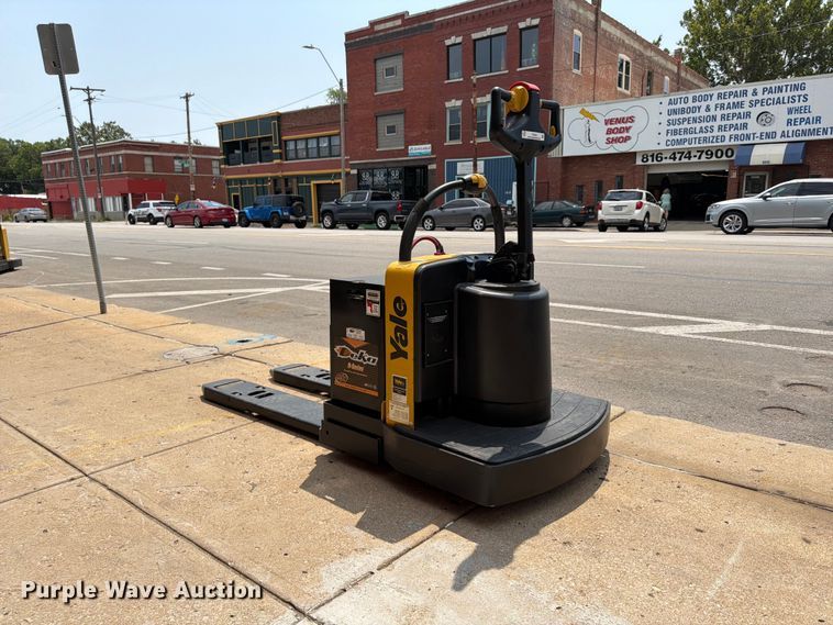 image for item FU4561 2009 Yale MPE060LFN24T2748 pallet jack