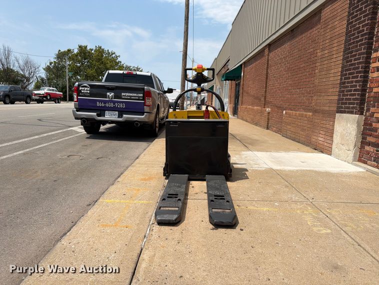 image for item FU4561 2009 Yale MPE060LFN24T2748 pallet jack