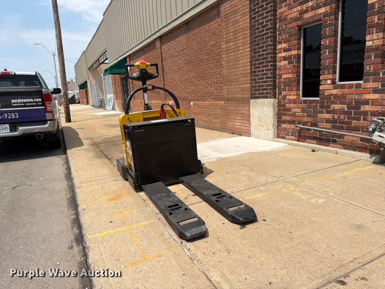 image for item FU4561 2009 Yale MPE060LFN24T2748 pallet jack