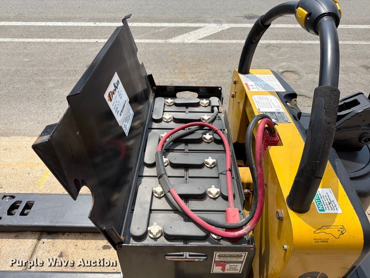 image for item FU4561 2009 Yale MPE060LFN24T2748 pallet jack