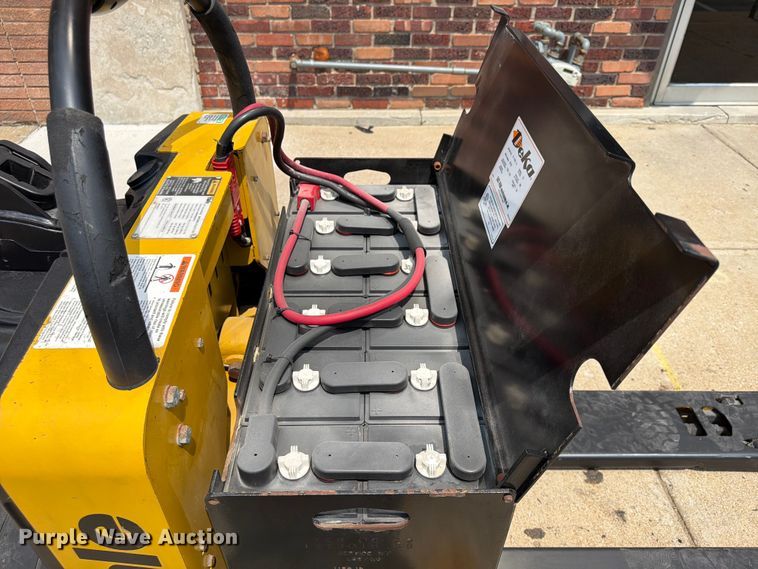 image for item FU4561 2009 Yale MPE060LFN24T2748 pallet jack