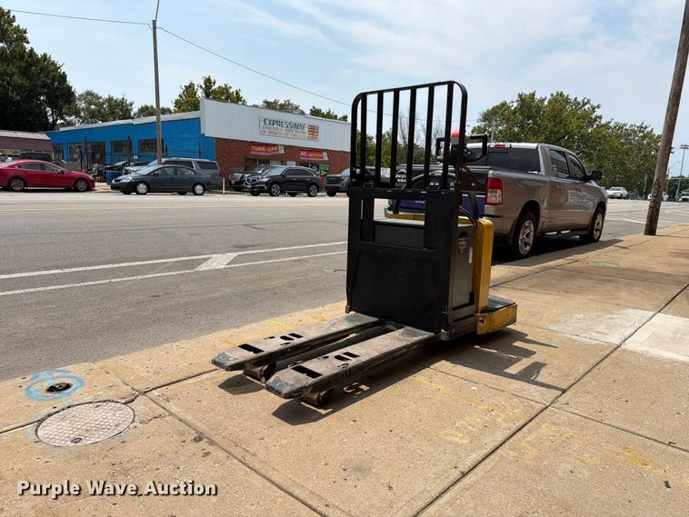 image for item FU4562 2021 Yale MPE060LFN24T2748 pallet jack