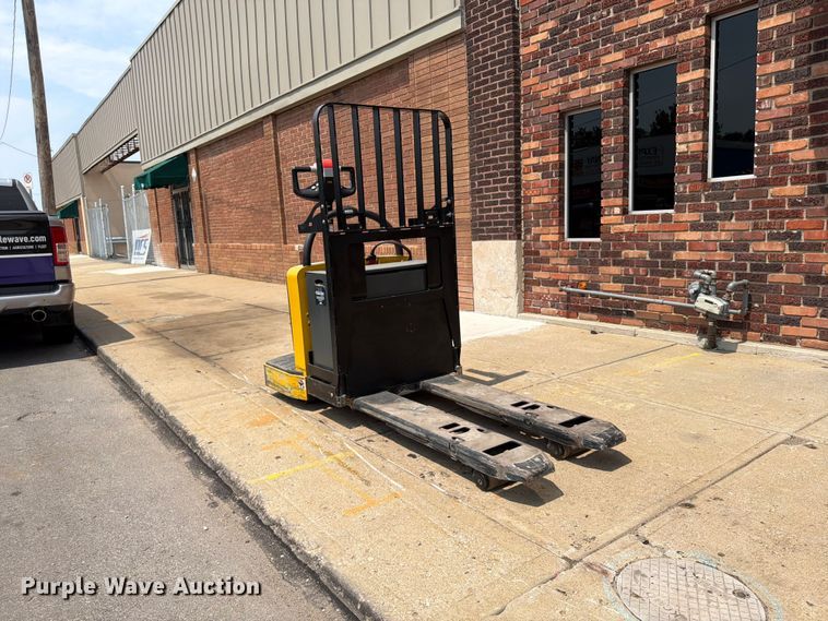 image for item FU4562 2021 Yale MPE060LFN24T2748 pallet jack