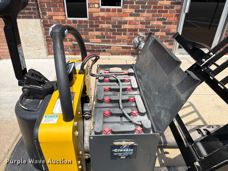 image for item FU4562 2021 Yale MPE060LFN24T2748 pallet jack