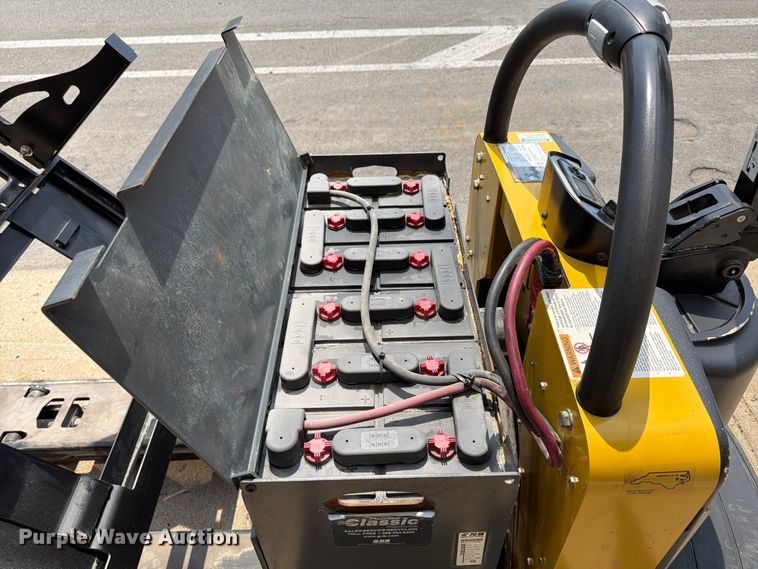 image for item FU4562 2021 Yale MPE060LFN24T2748 pallet jack