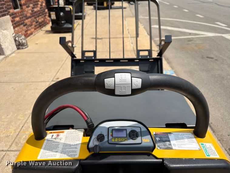 image for item FU4562 2021 Yale MPE060LFN24T2748 pallet jack