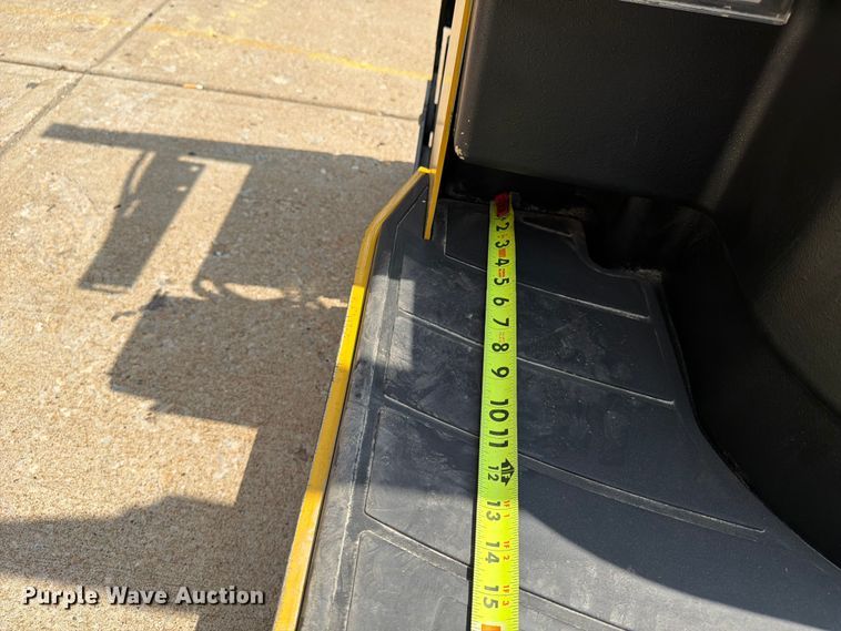 image for item FU4562 2021 Yale MPE060LFN24T2748 pallet jack