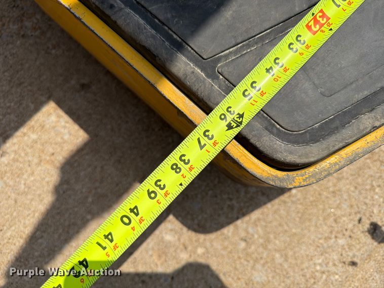 image for item FU4562 2021 Yale MPE060LFN24T2748 pallet jack