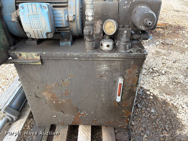 image for item FU4563 (2) DoAll bandsaws