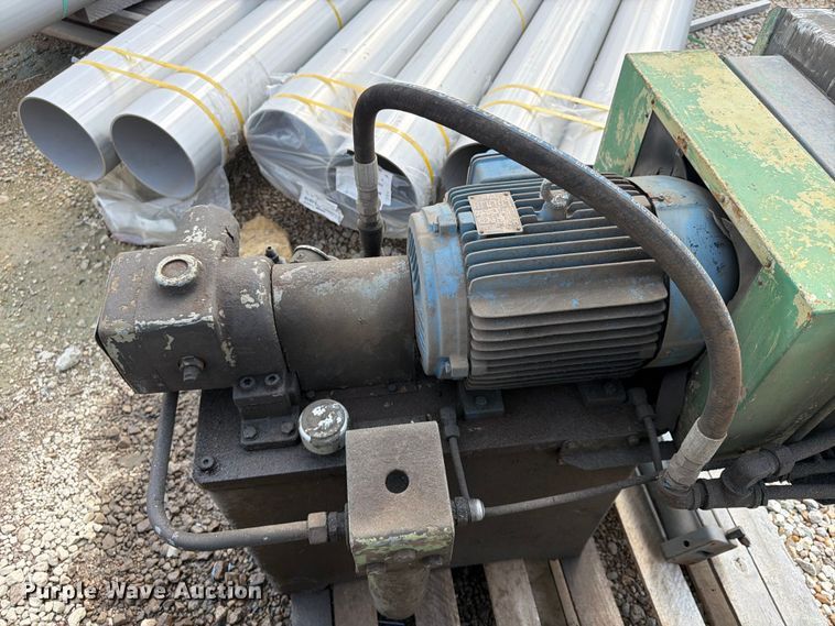image for item FU4563 (2) DoAll bandsaws