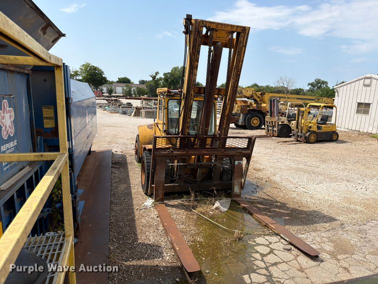 image for item FU4571 1993 Hyster H225E forklift