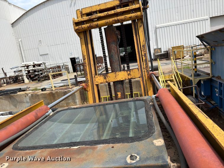 image for item FU4571 1993 Hyster H225E forklift