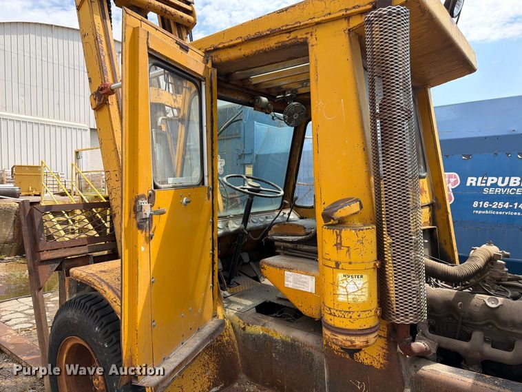 image for item FU4571 1993 Hyster H225E forklift