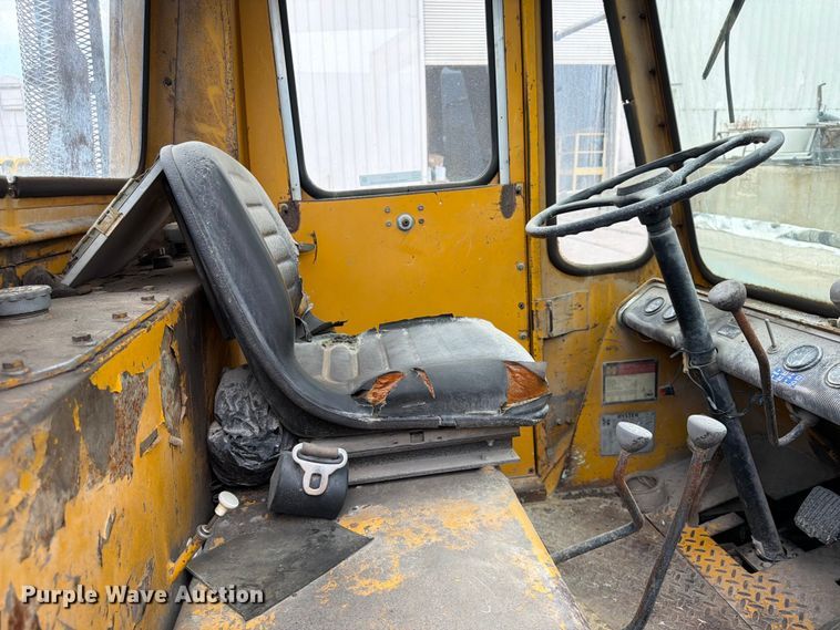 image for item FU4571 1993 Hyster H225E forklift