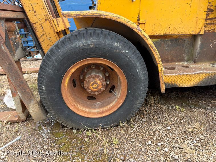 image for item FU4571 1993 Hyster H225E forklift