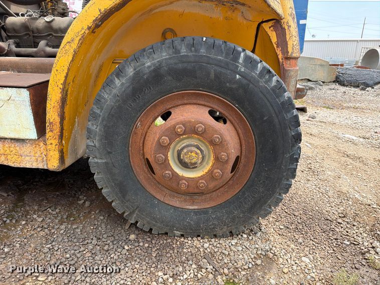 image for item FU4571 1993 Hyster H225E forklift
