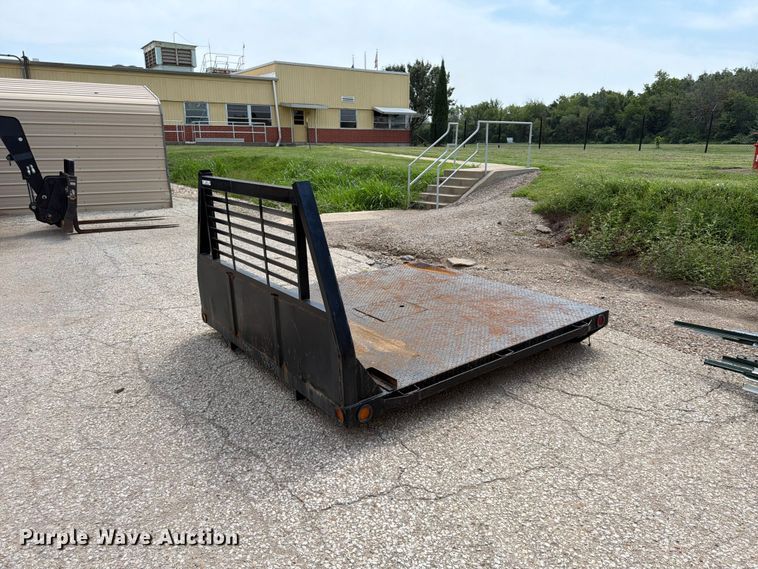 Flatbed pickup truck bed