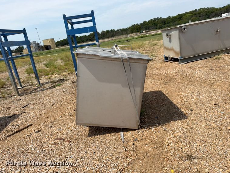 image for item FU4576 (2) tanks