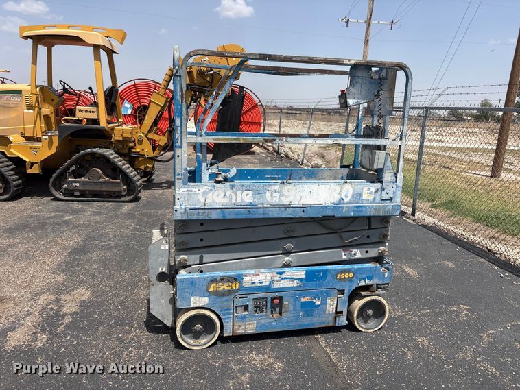 image for item JM9383 Genie GS-1930 scissor lift