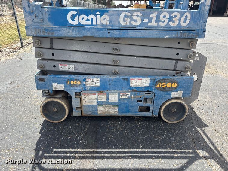 image for item JM9383 Genie GS-1930 scissor lift