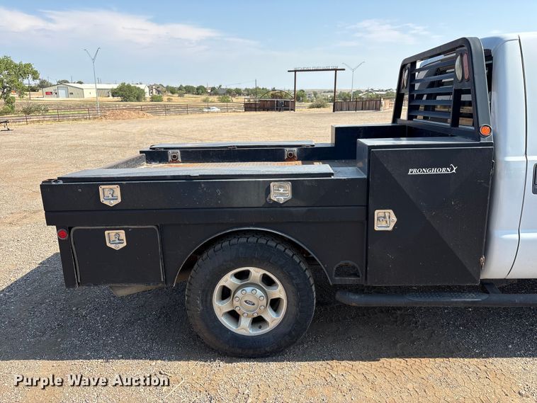image for item JM9419 2015 Ford F250 Super Duty Crew Cab flatbed pickup truck
