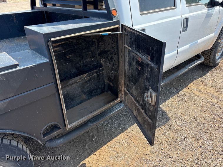 image for item JM9419 2015 Ford F250 Super Duty Crew Cab flatbed pickup truck