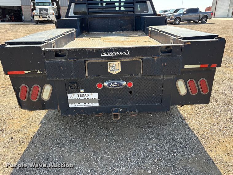 image for item JM9419 2015 Ford F250 Super Duty Crew Cab flatbed pickup truck