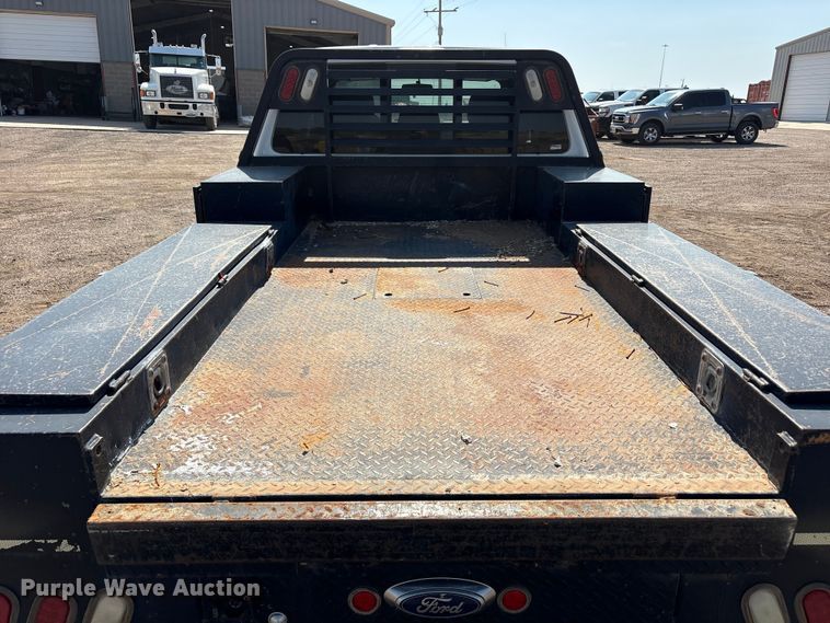 image for item JM9419 2015 Ford F250 Super Duty Crew Cab flatbed pickup truck